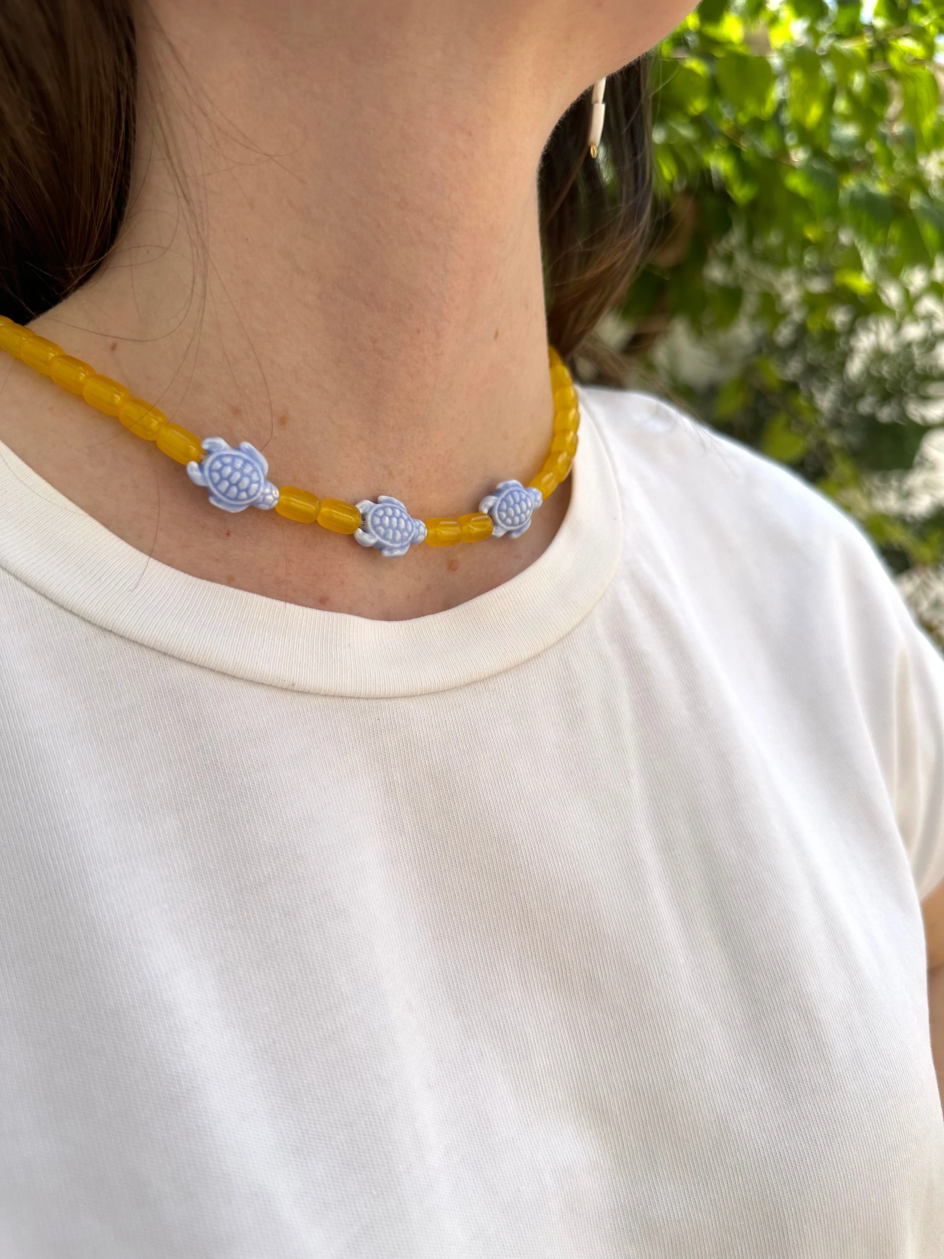 Collar con cerámica amarilla y tres tortugas de cerámica en azul