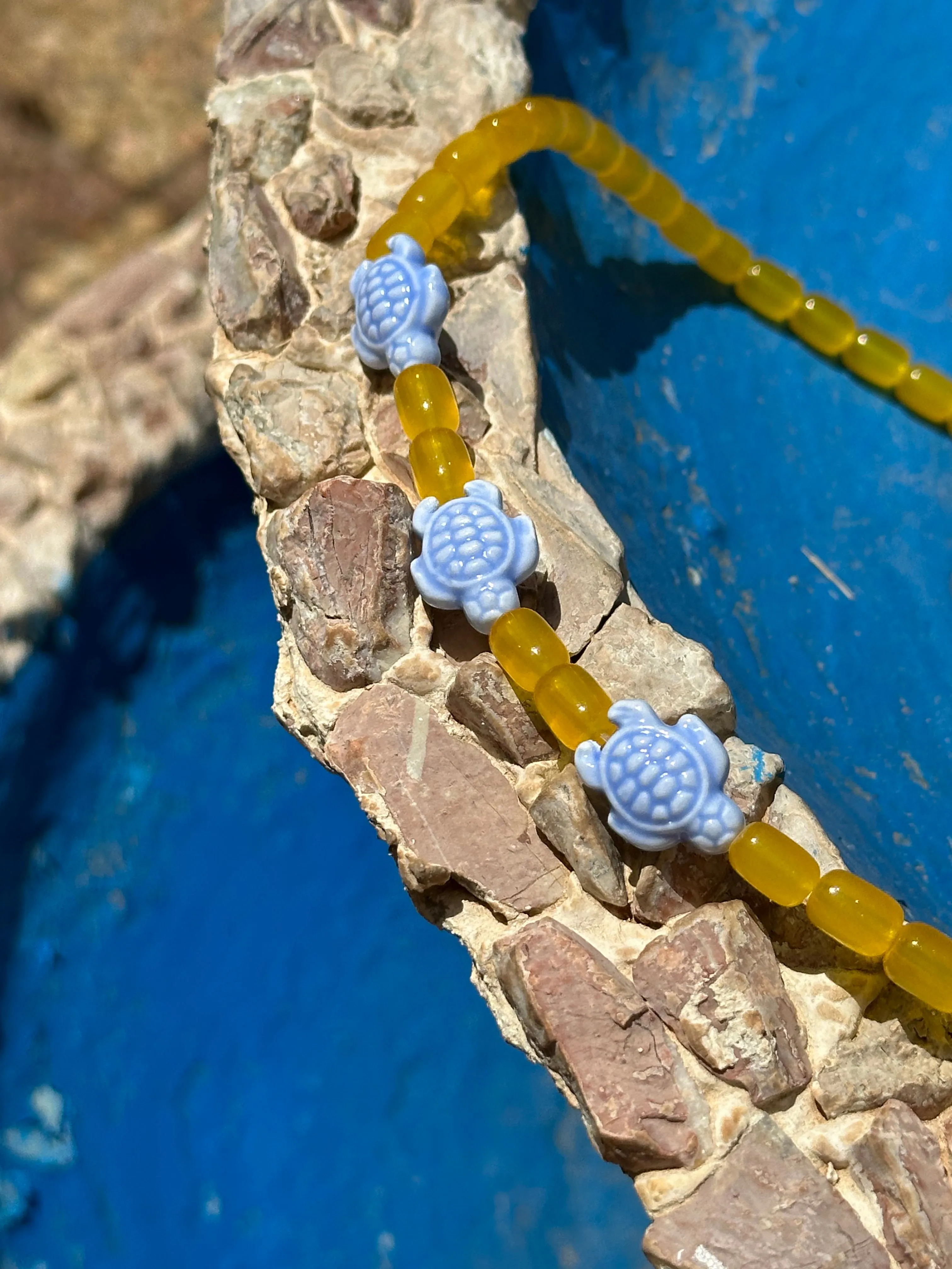 Collar con cerámica amarilla y tres tortugas de cerámica en azul