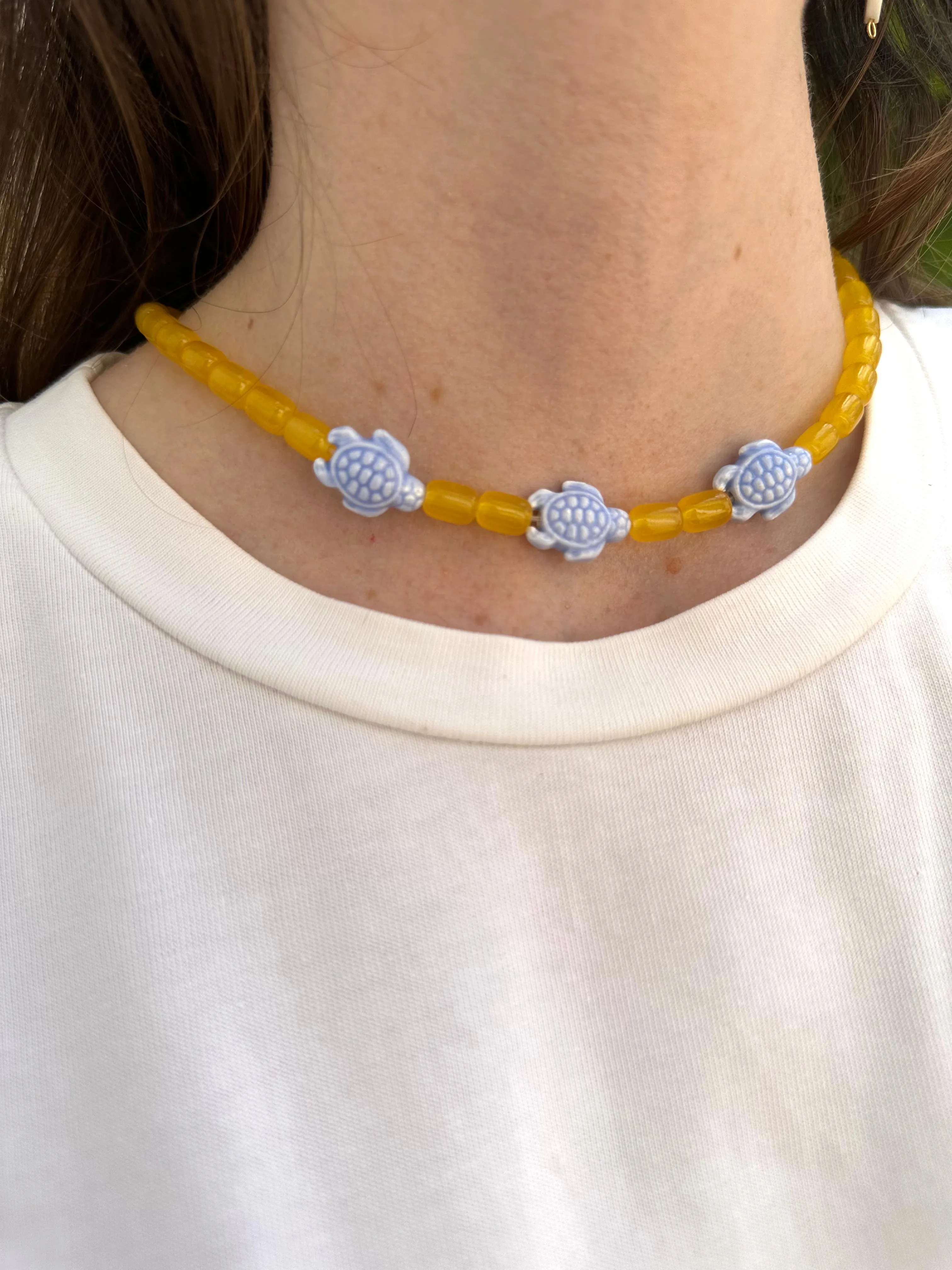 Collar con cerámica amarilla y tres tortugas de cerámica en azul