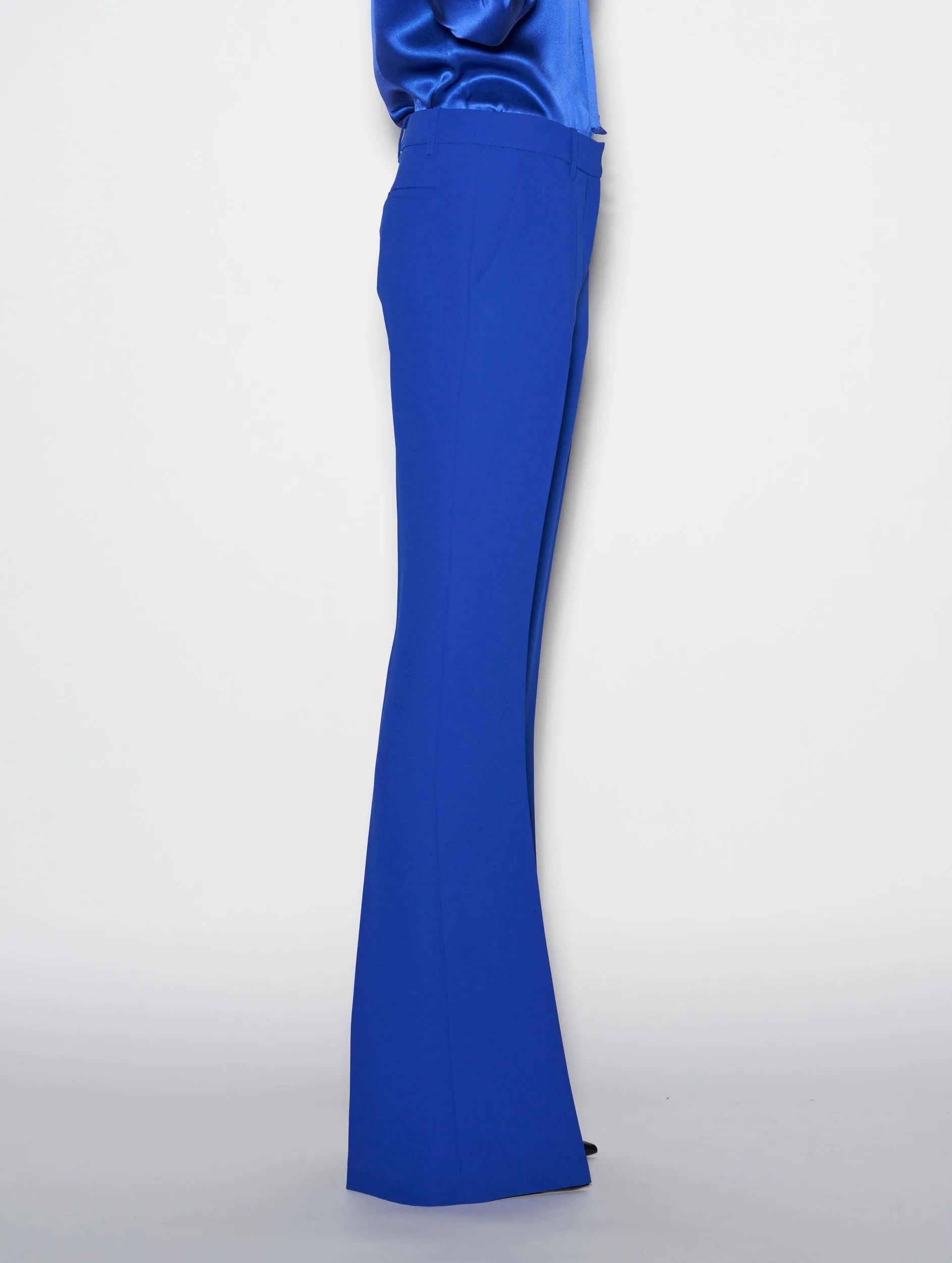 Pantalon de costume coupe flare en crêpe bleu