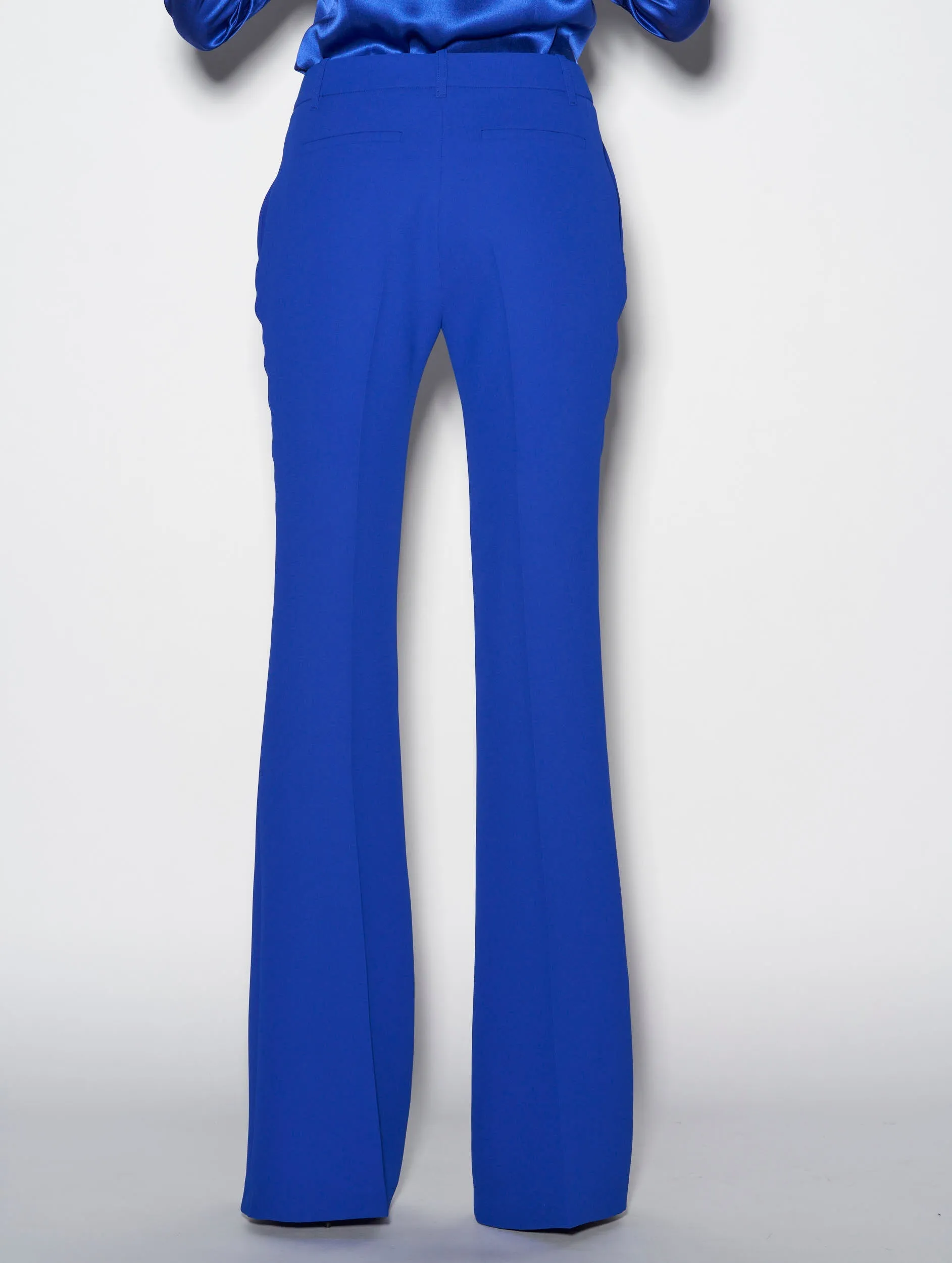 Pantalon de costume coupe flare en crêpe bleu