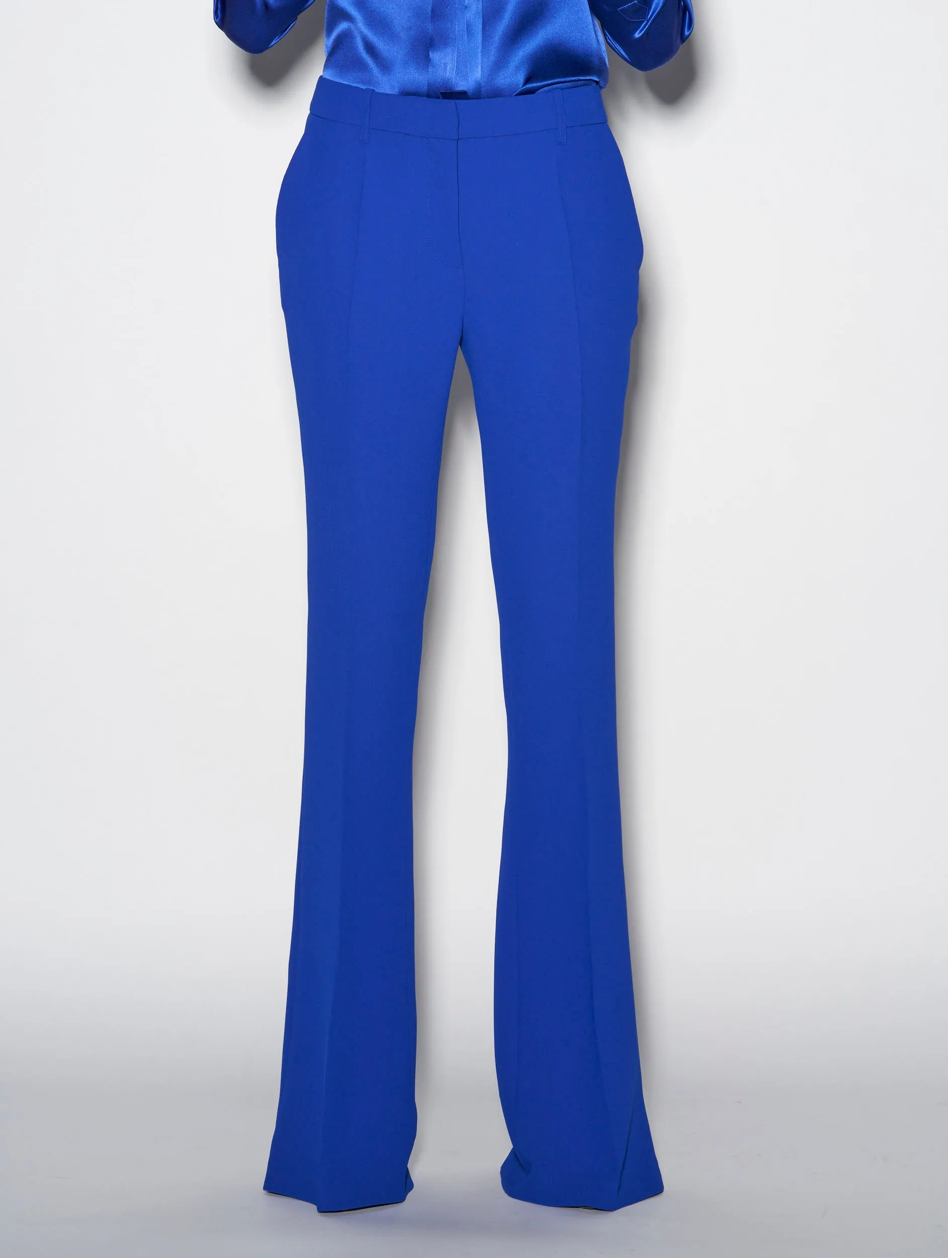 Pantalon de costume coupe flare en crêpe bleu