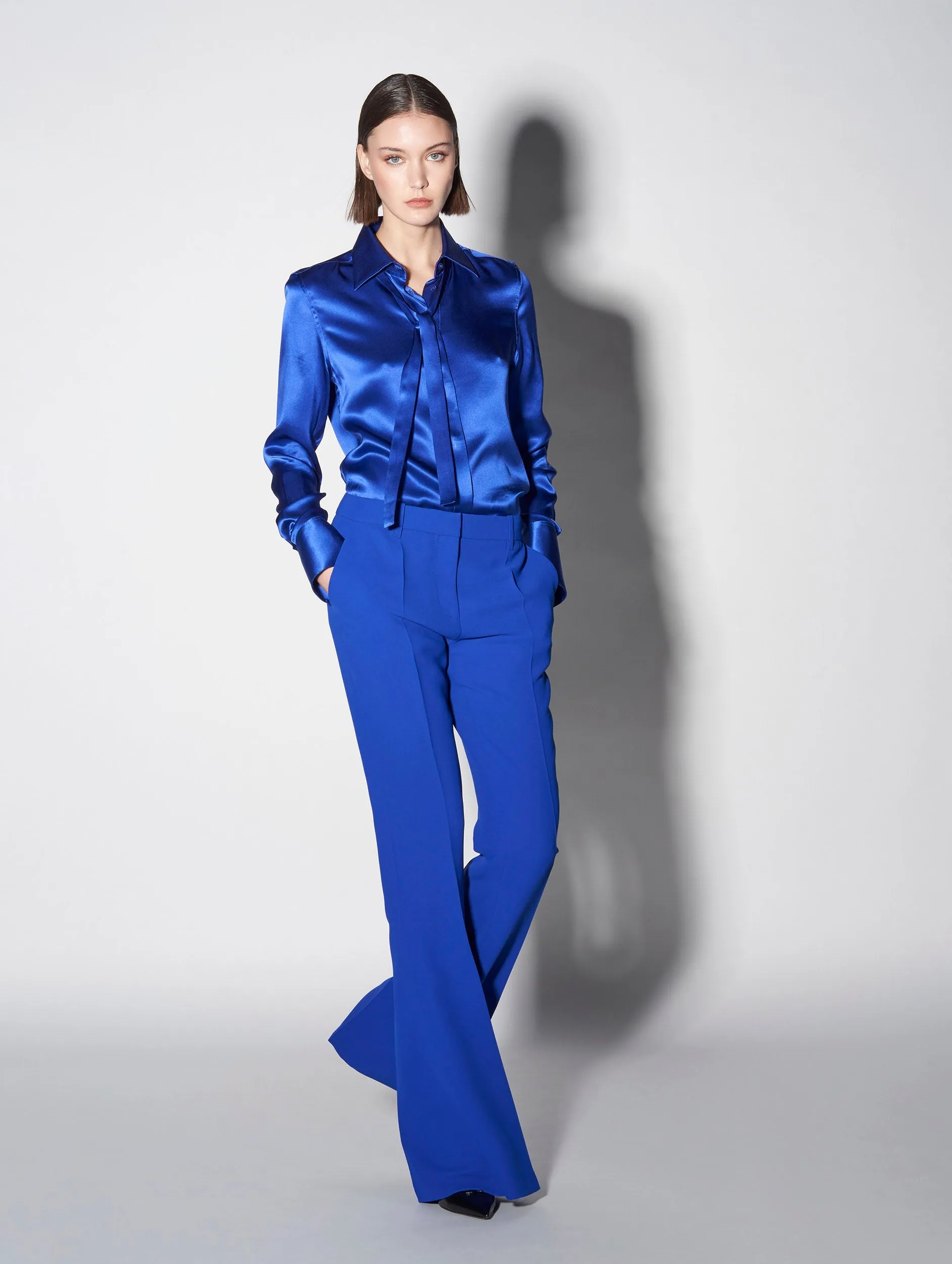 Pantalon de costume coupe flare en crêpe bleu