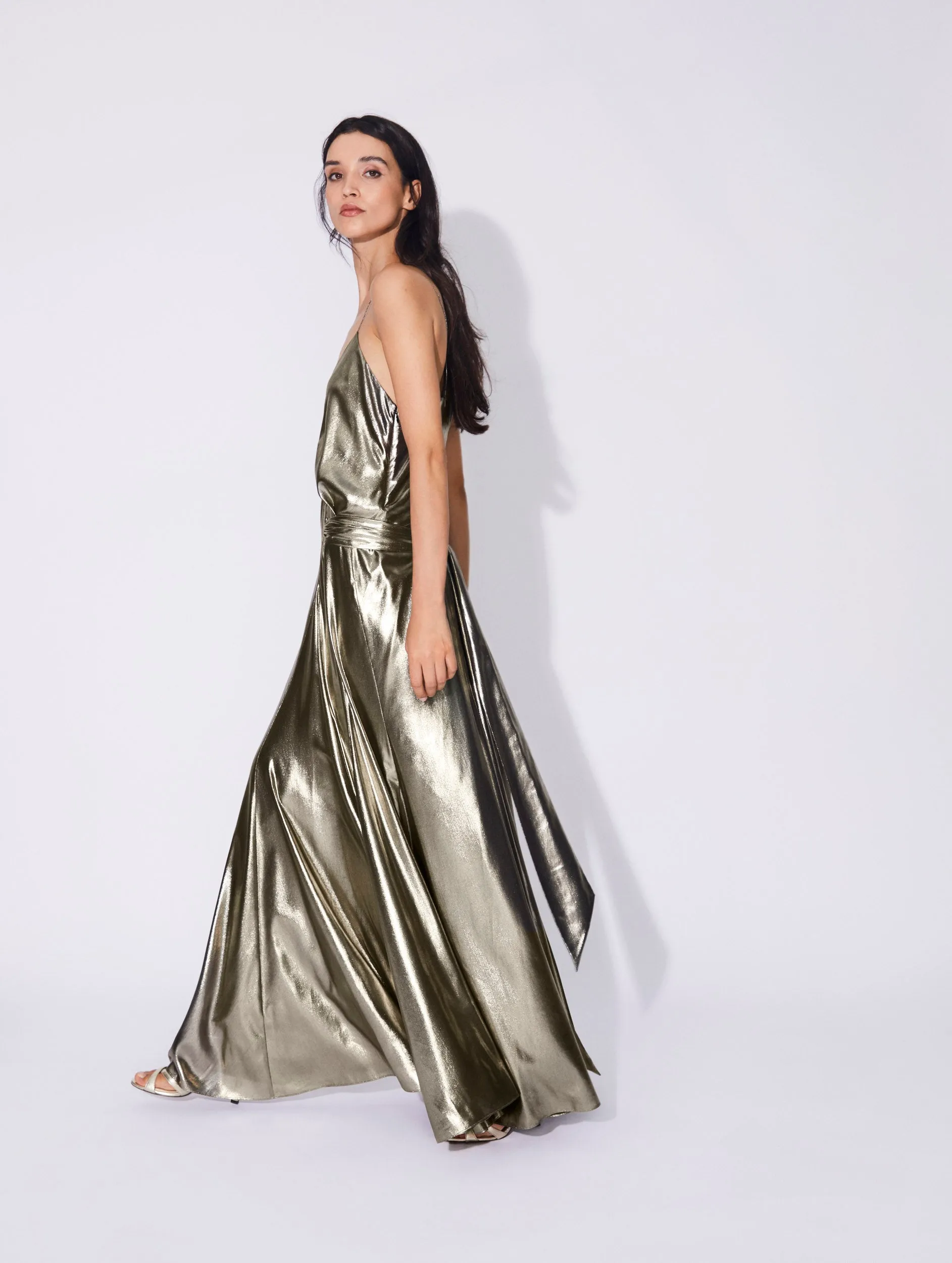 Robe longue à fines bretelles en lamé gold