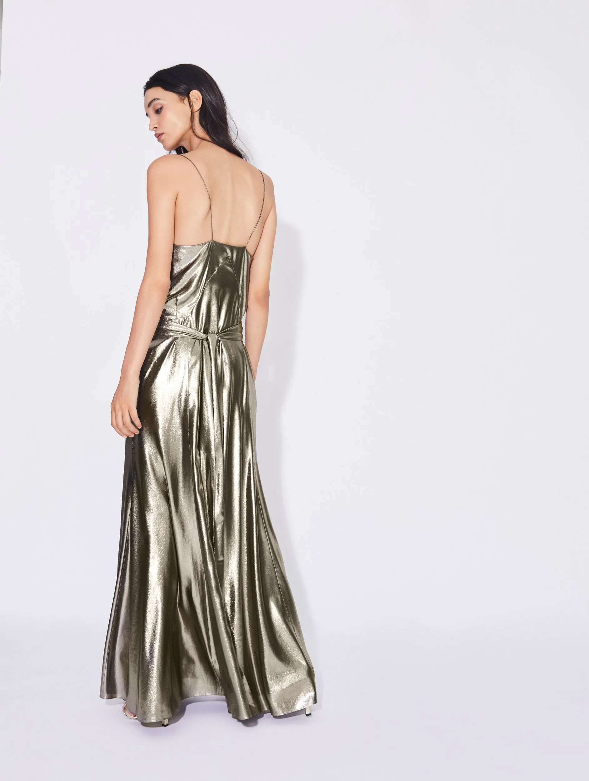 Robe longue à fines bretelles en lamé gold