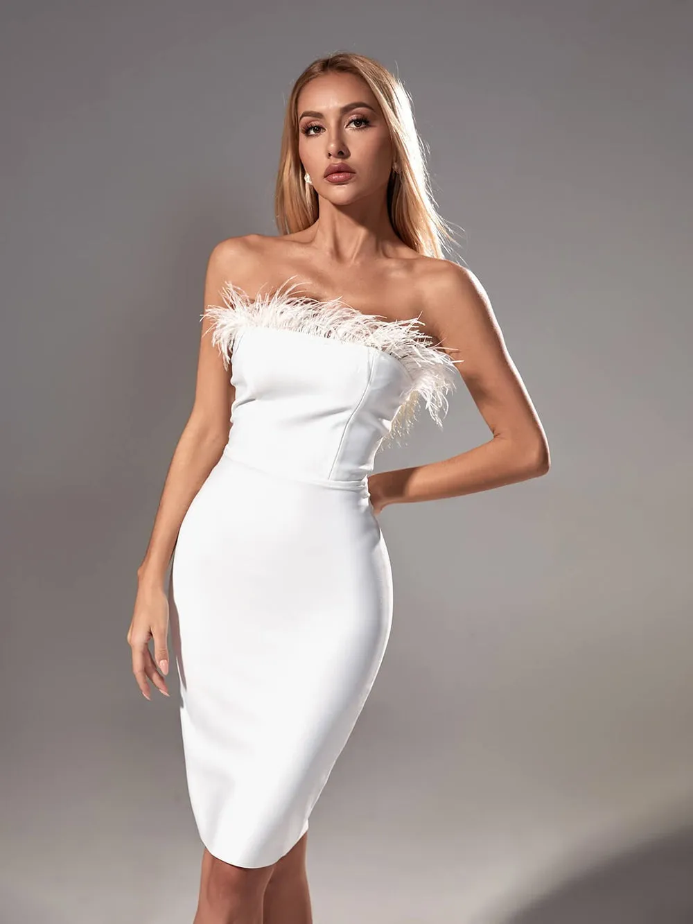 Vestido corto blanco con plumas