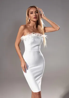 Vestido corto blanco con plumas